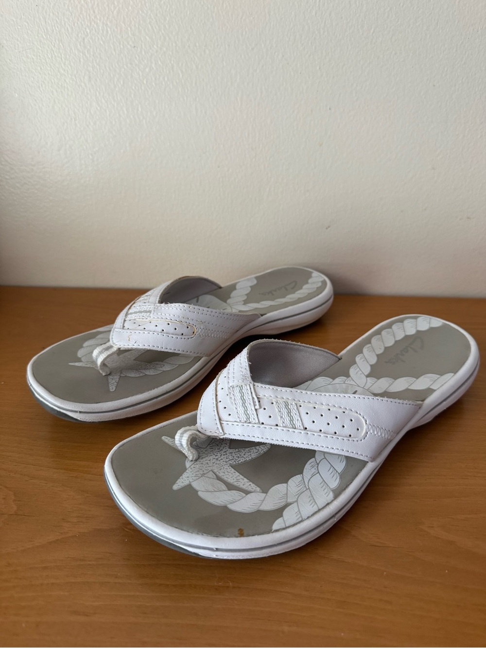 Clarks White Thong Sandals - Size 7